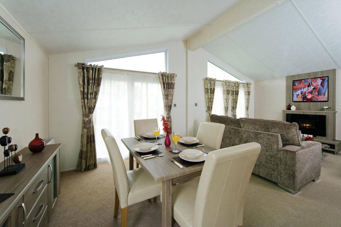 Castaways Holiday Park Hotel Bacton  ภายนอก รูปภาพ